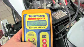 Batterien unterliegen je nach Beanspruchung, Bauart unf Pflege dem Verschleiß. Der ungefähre Zustand der Batterie kann mit einem Tester gemessen werden.