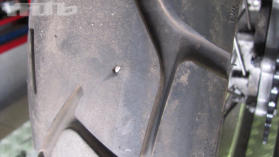 Die Reparatur von Motorradreifen ist unter bestimmten Umständen zulässig, meist aber eine heikle Angelegenheit. Bei schlauchlosen Reifen an größeren Motorrädern mach wir das nicht.